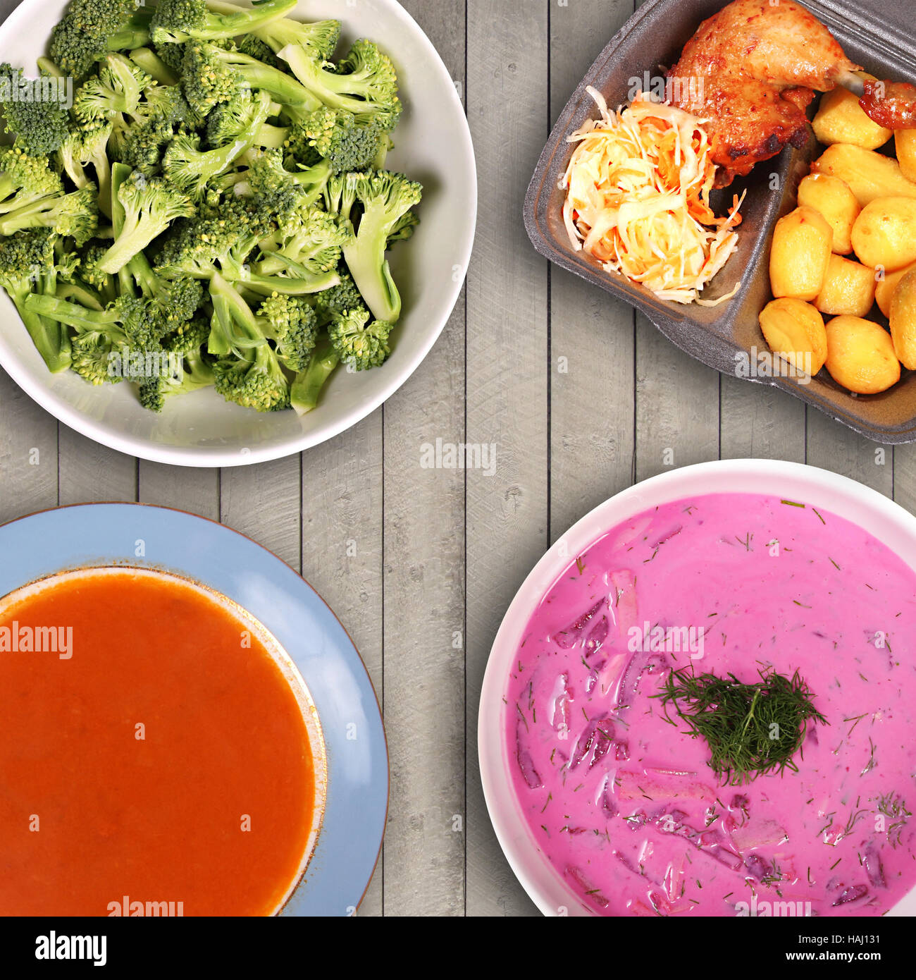 La varietà di cibo sul tavolo Foto Stock
