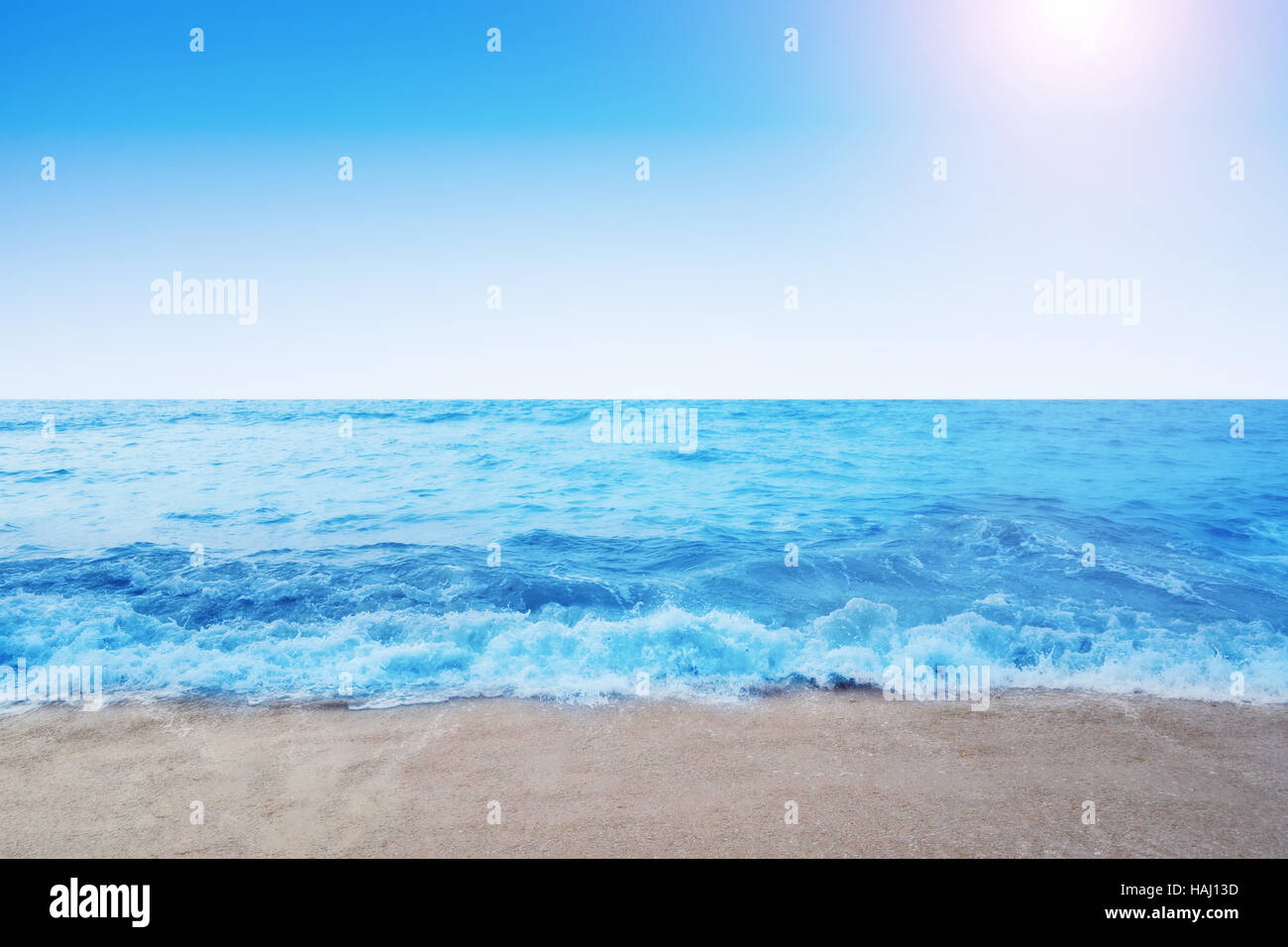 Sunny beach con blu oceano e cielo chiaro Foto Stock