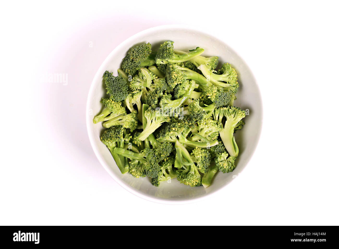 Broccoli in un recipiente isolato su sfondo bianco Foto Stock