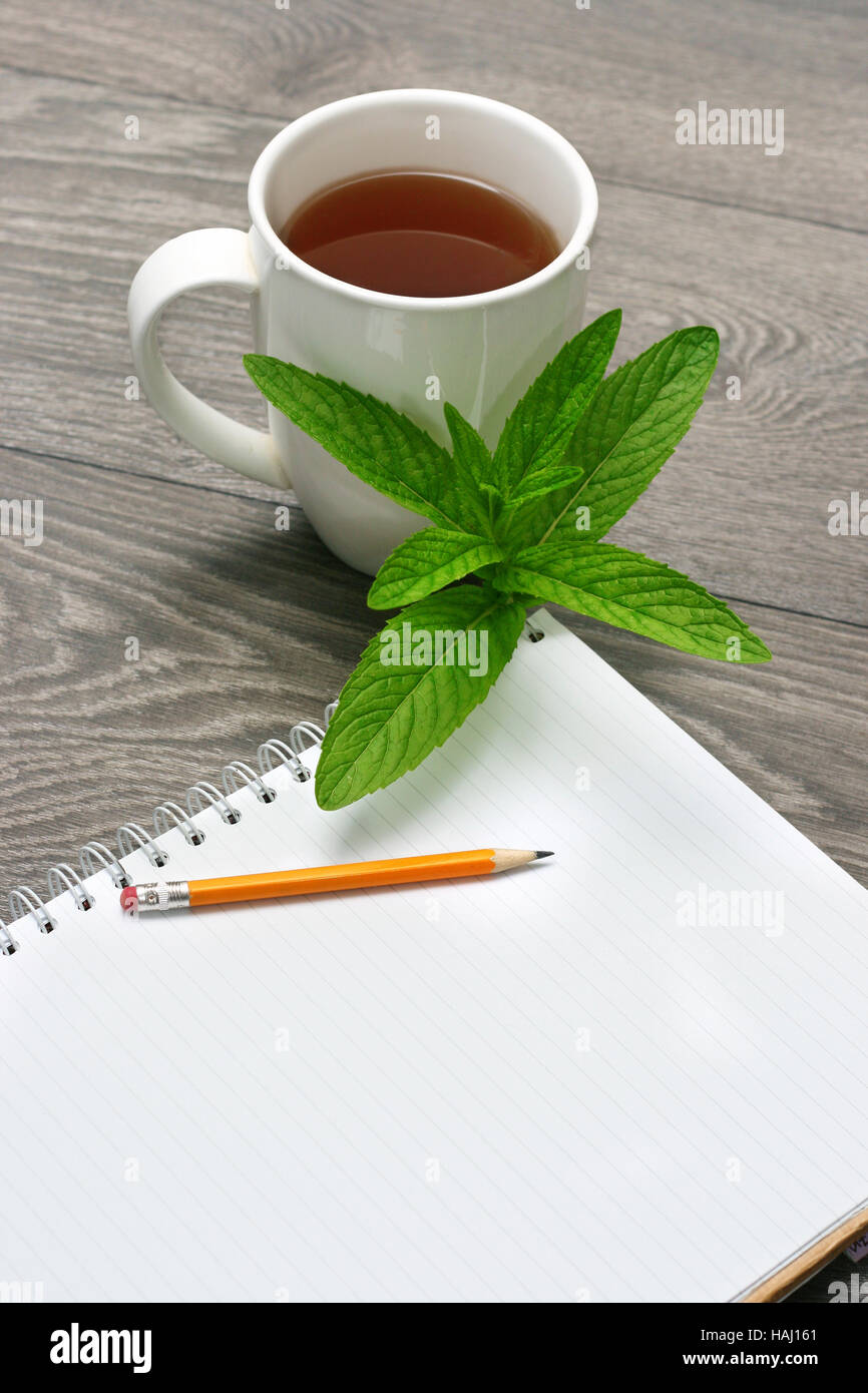 Notebook e la tazza di tè Foto Stock