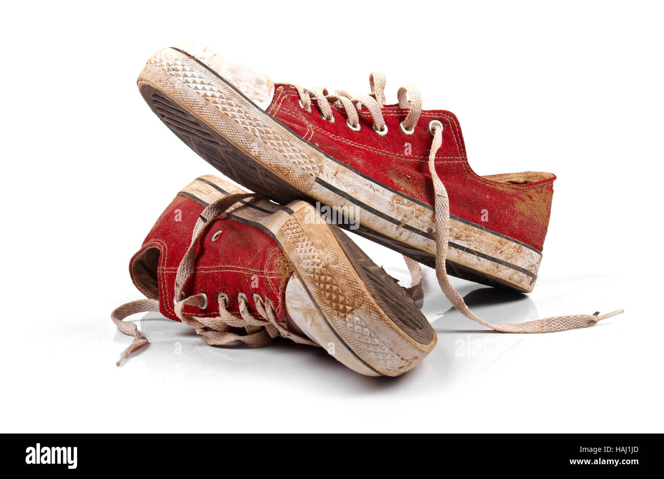 Una coppia di sporco sneakers isolato su bianco Foto Stock