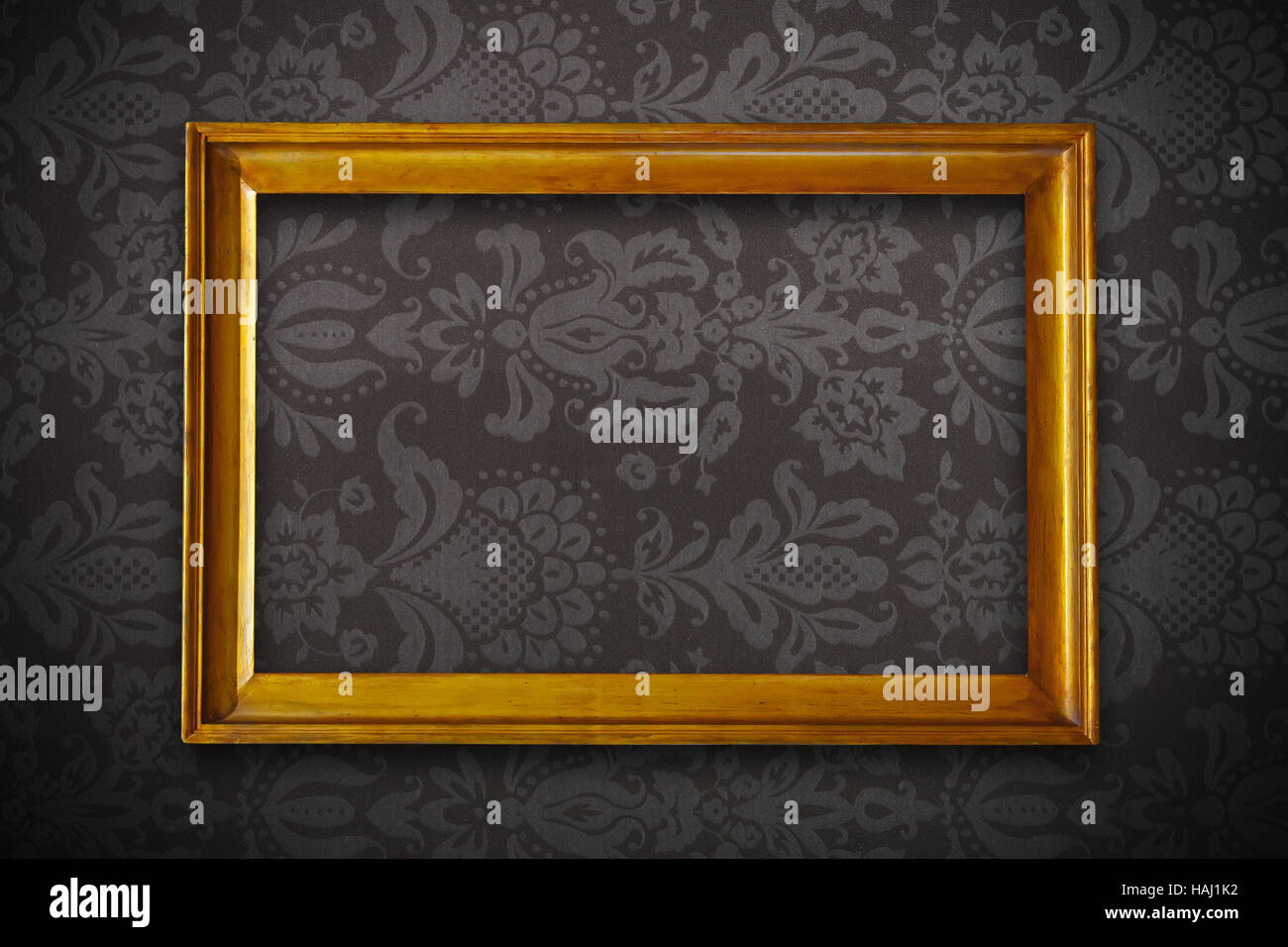 Golden vintage telaio vuoto on dark carta da parati floreale Foto Stock