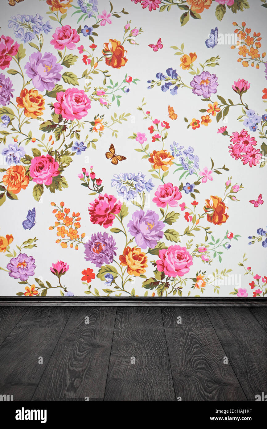 Camera vintage floreale con sfondo colorato e pavimento in legno Foto Stock