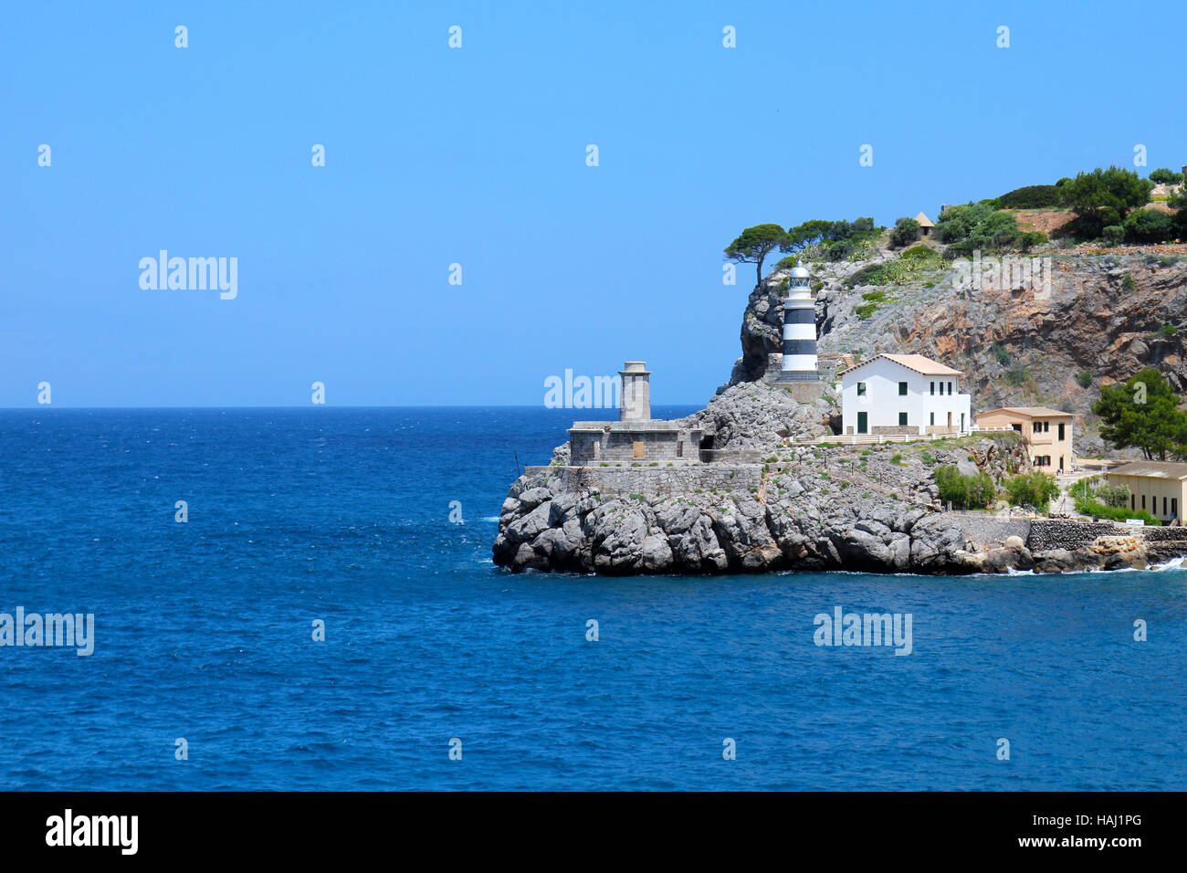 Faro sulla roccia in Port de Soller, Mallorca Foto Stock