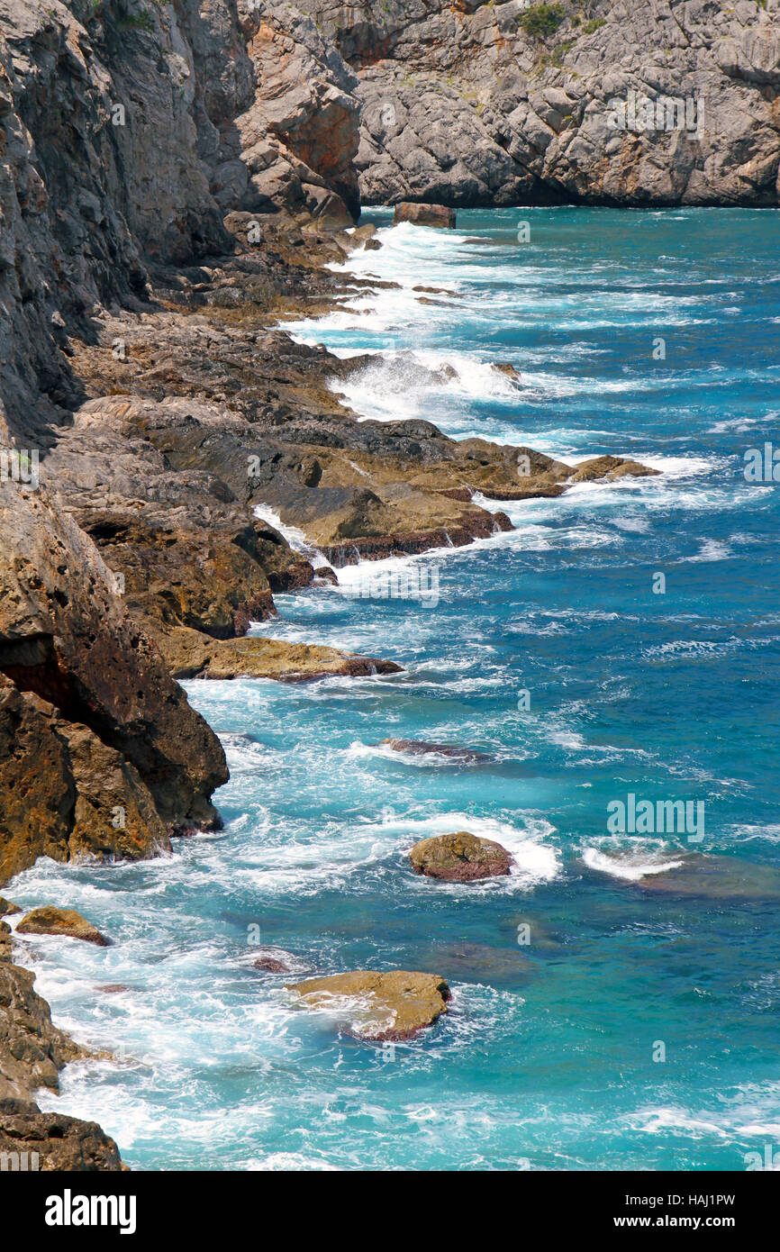 Spruzzi di onde che si infrangono contro la scogliera in Mallorca Foto Stock