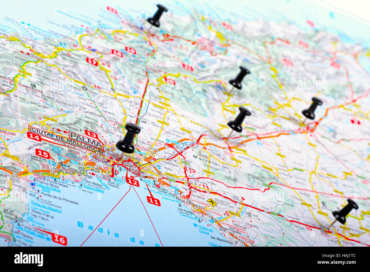Puntine da disegno mostra i punti di destinazione su una mappa Foto Stock