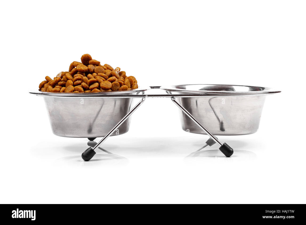 Il pet food bowl isolati su sfondo bianco Foto Stock