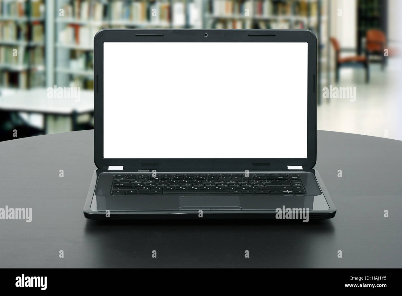 Computer portatile con schermo vuoto sul tavolo della biblioteca Foto Stock
