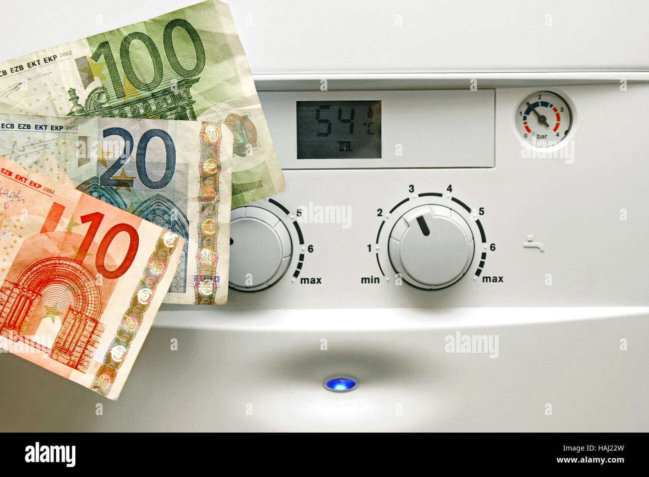 Casa caldaia di riscaldamento e denaro euro Foto Stock