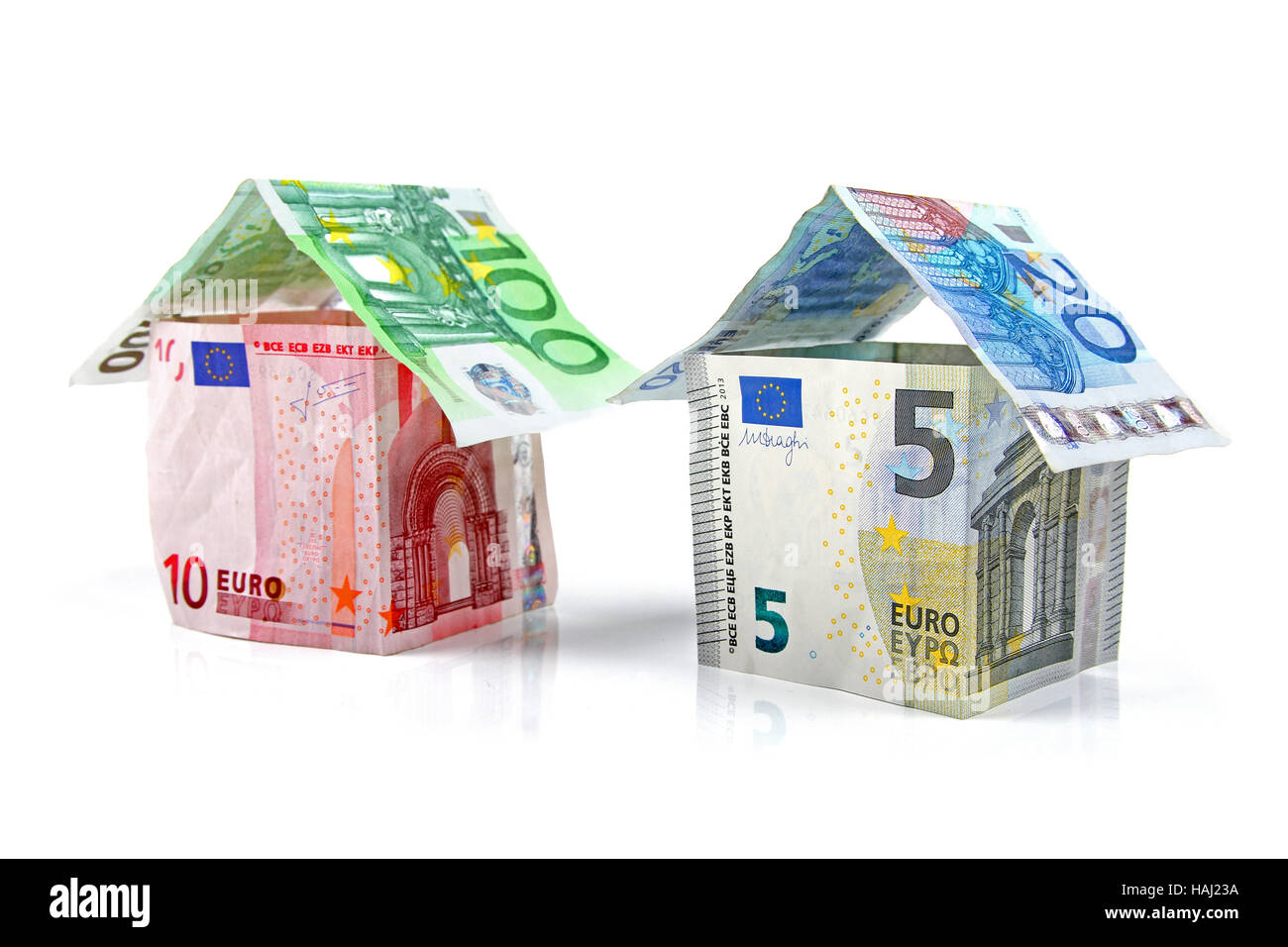 Casa fatta di denaro euro isolato su bianco Foto Stock