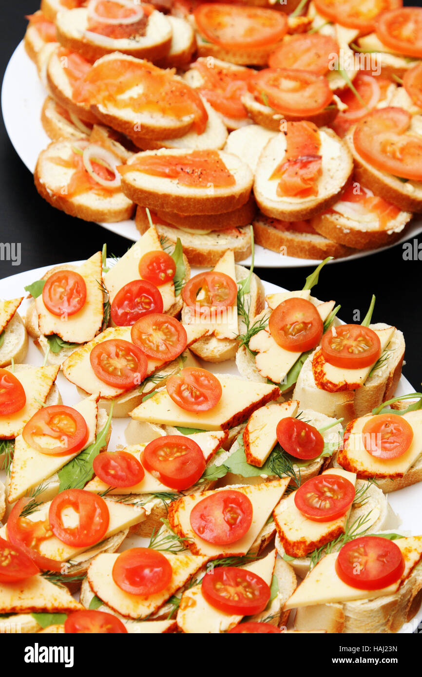 Vari stuzzichini deliziosi con salmone formaggio e pomodoro Foto Stock
