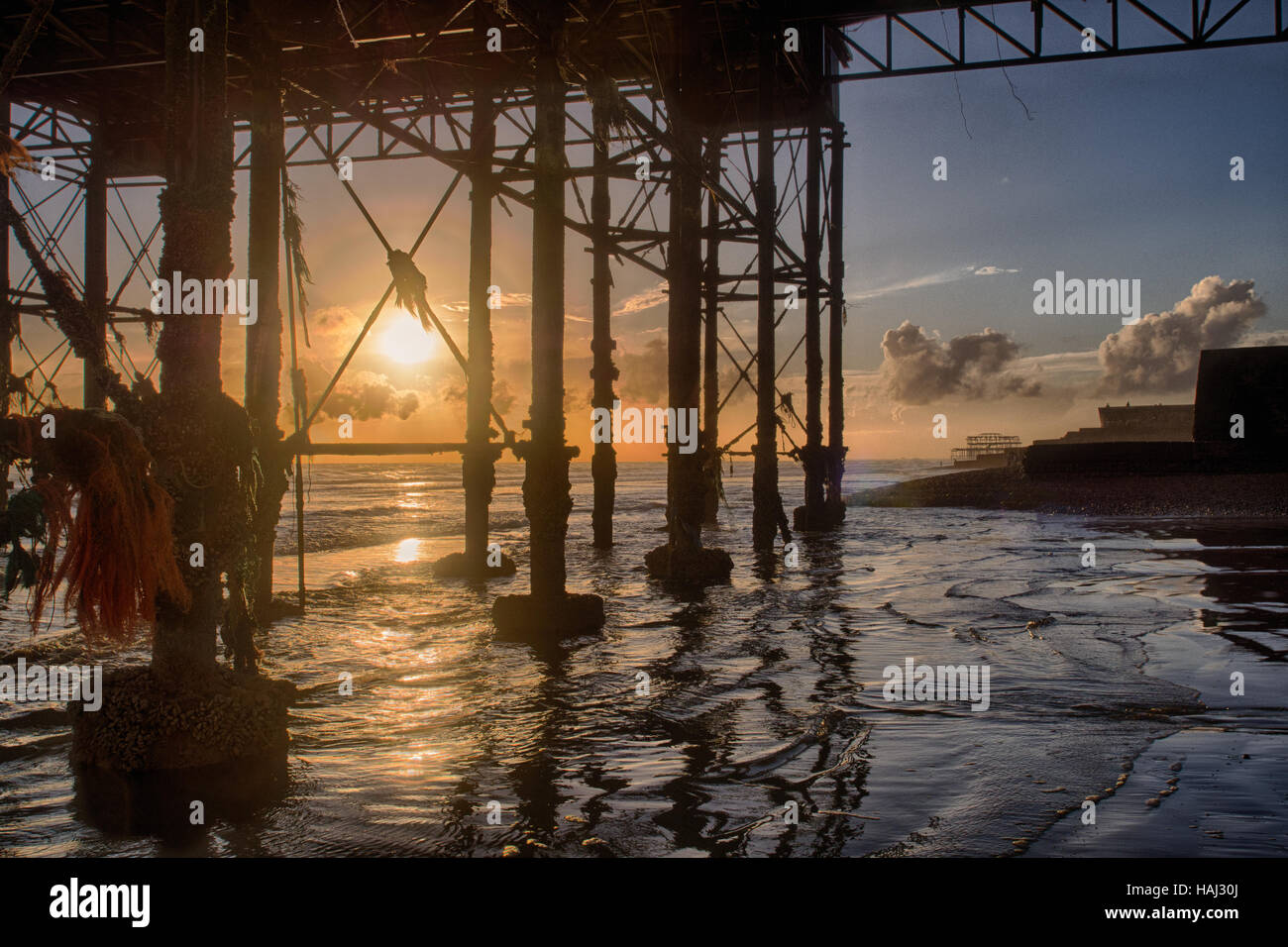Sotto il Molo di Brighton tramonto Foto Stock