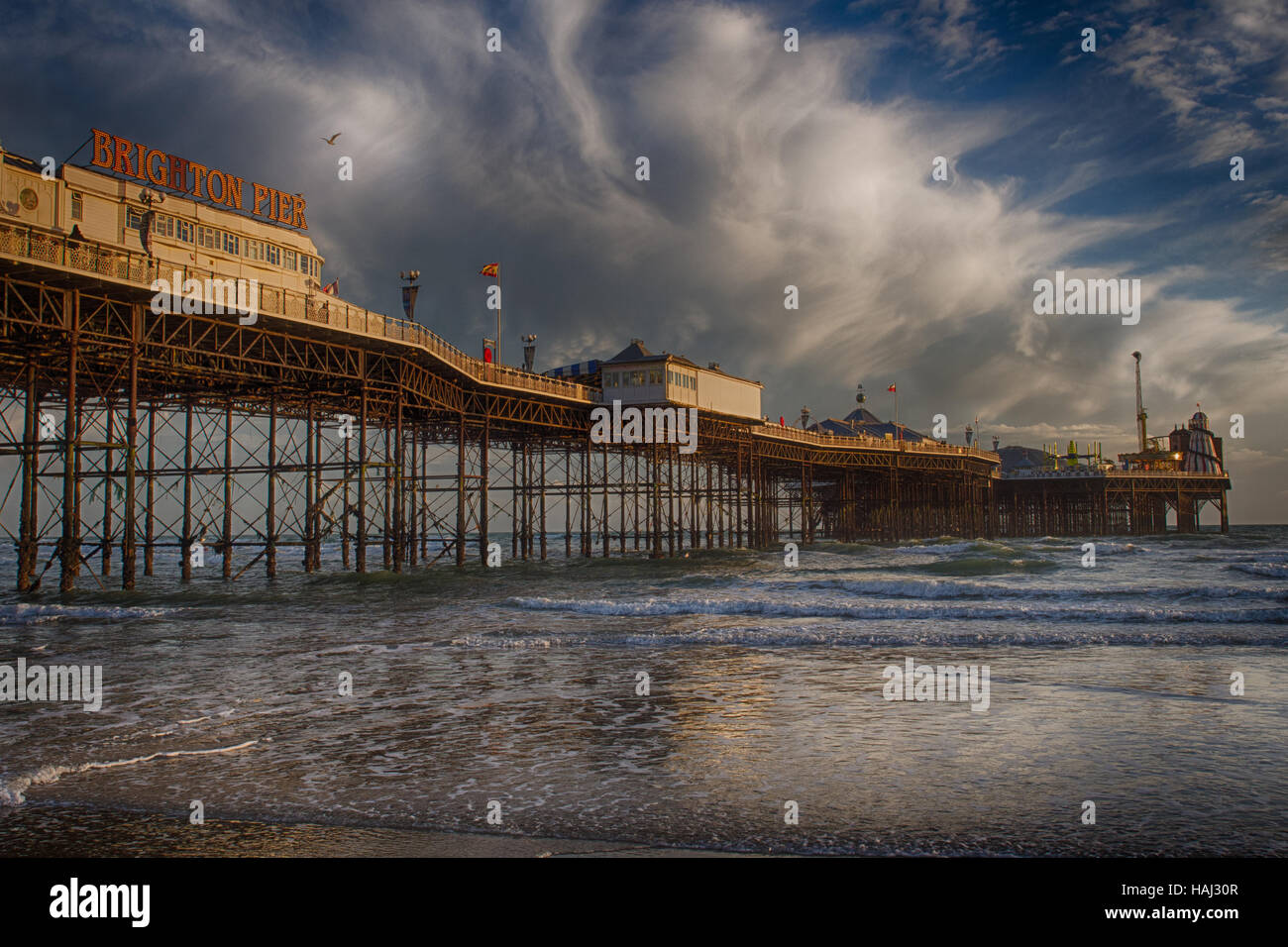 Il Brighton Pier con drammatica nuvole Foto Stock