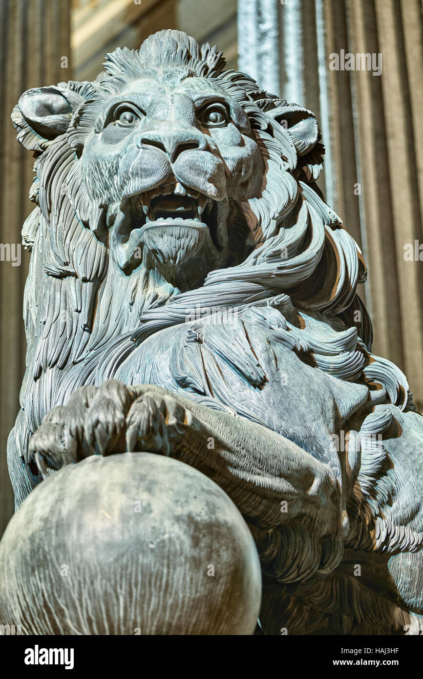 Lion scultura dettaglio al Congresso dei Deputati di Spagna. Madrid. Spagna. Foto Stock
