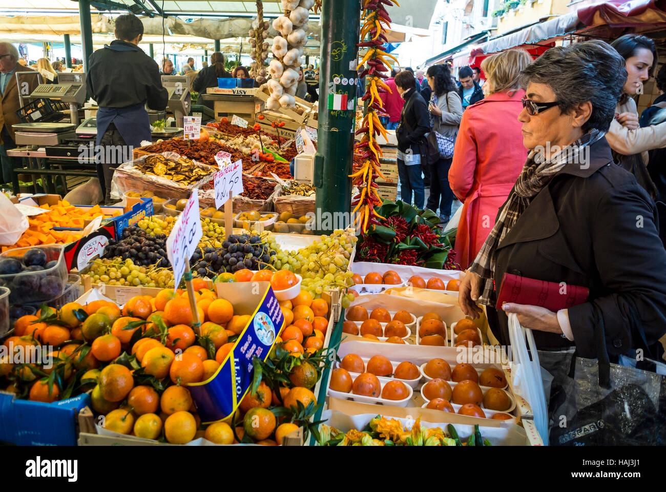 Venezia, Italia, donna italiana che acquista frutta al mercato di Rialto, solo editoriale. Foto Stock