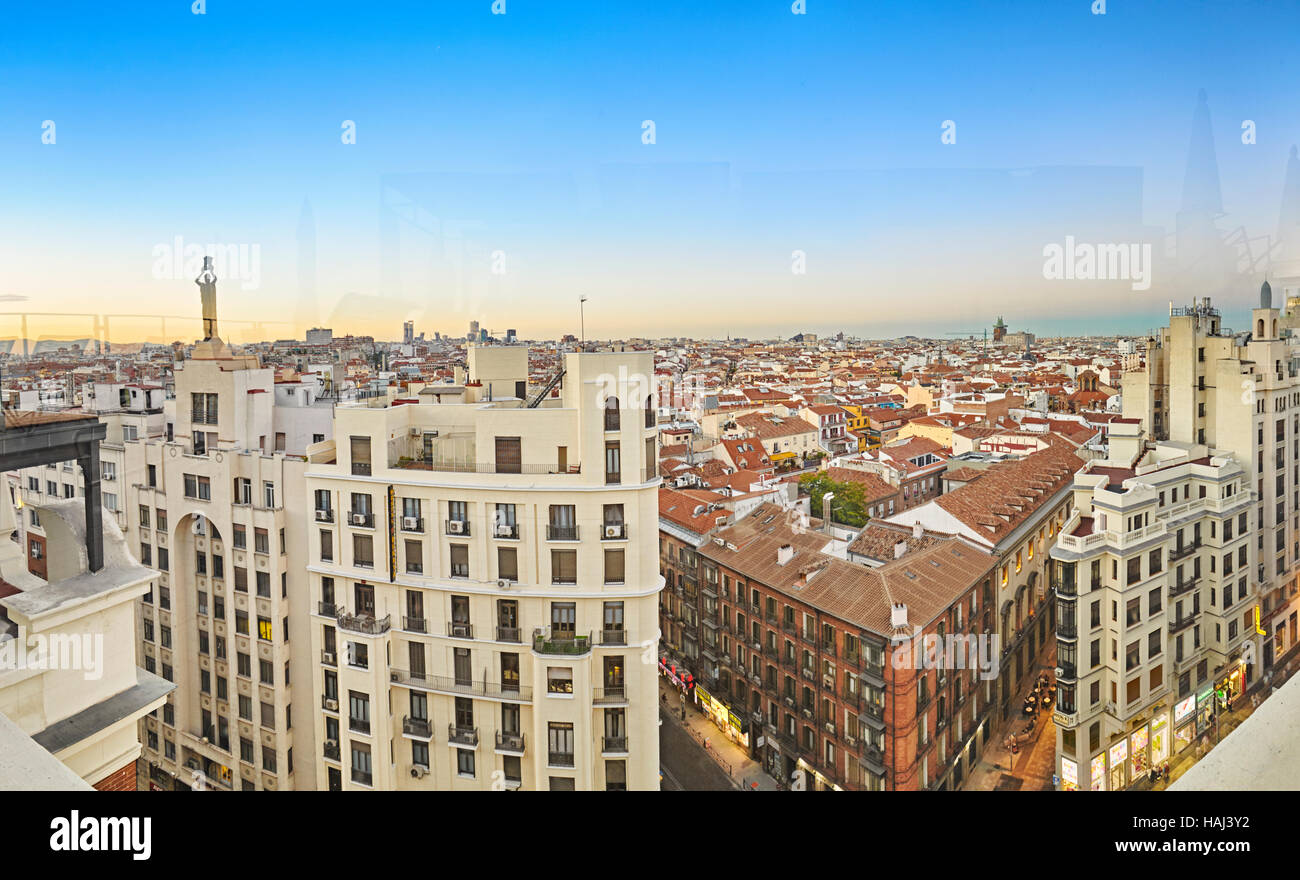 Vista in elevazione del Gran Via street edifici. Centro quartiere. Madrid. Spagna Foto Stock
