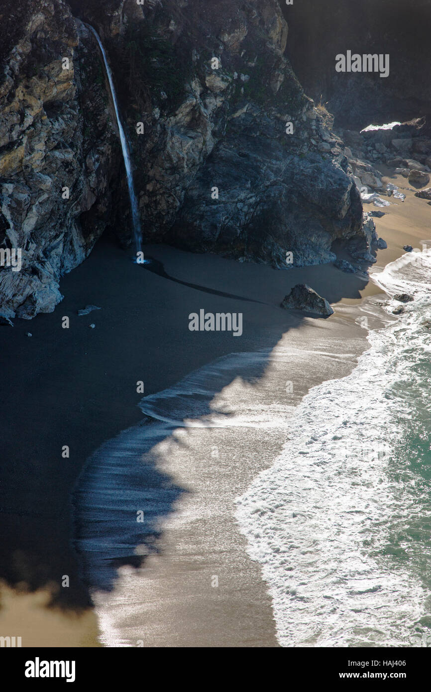 McWay cade, Julia Pfeiffer Burns State Park, Big Sur, CALIFORNIA, STATI UNITI D'AMERICA Foto Stock