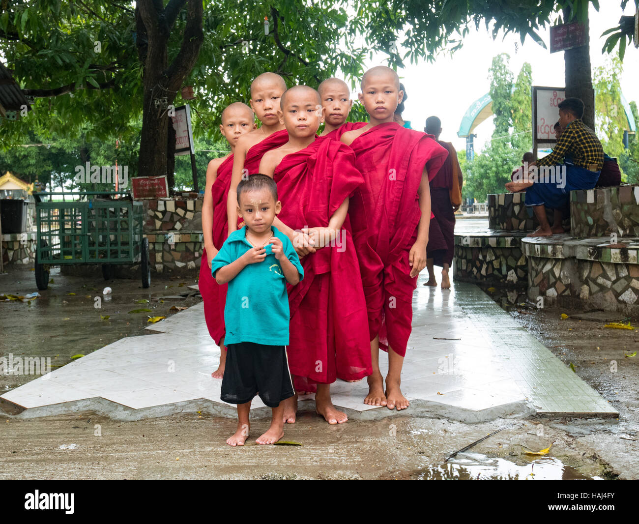 Giovani monaci e un ragazzo di un orfanotrofio a Botahtaung Pagoda di Yangon, Myanmar Foto Stock