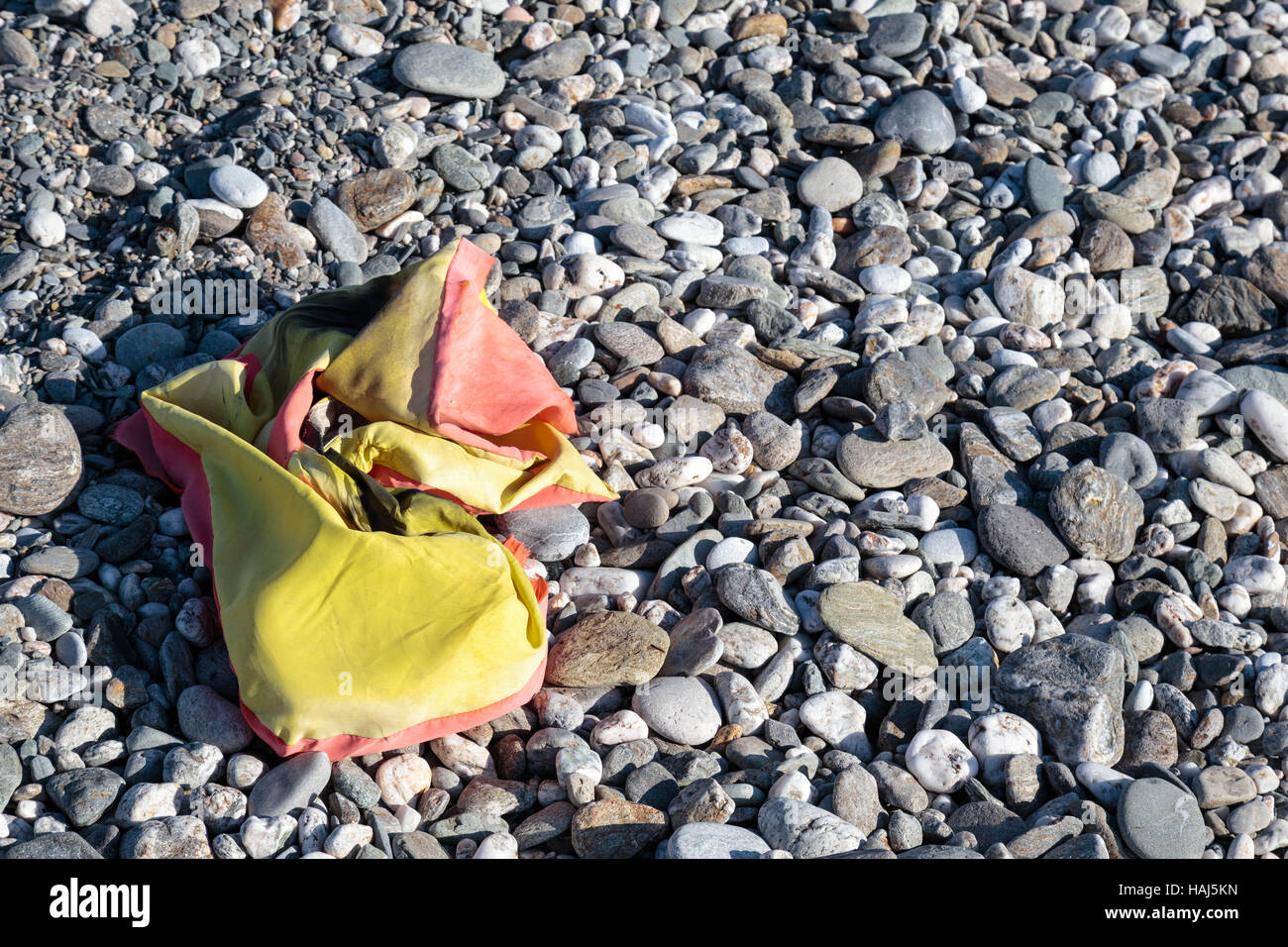 Lifevest abbandonati su una spiaggia in Sicilia Foto Stock