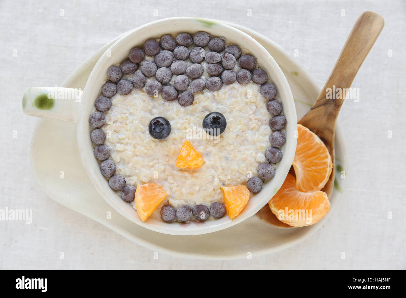 Penguin porridge di farina di avena colazione , Divertimento Natale arte cibo per bambini Foto Stock