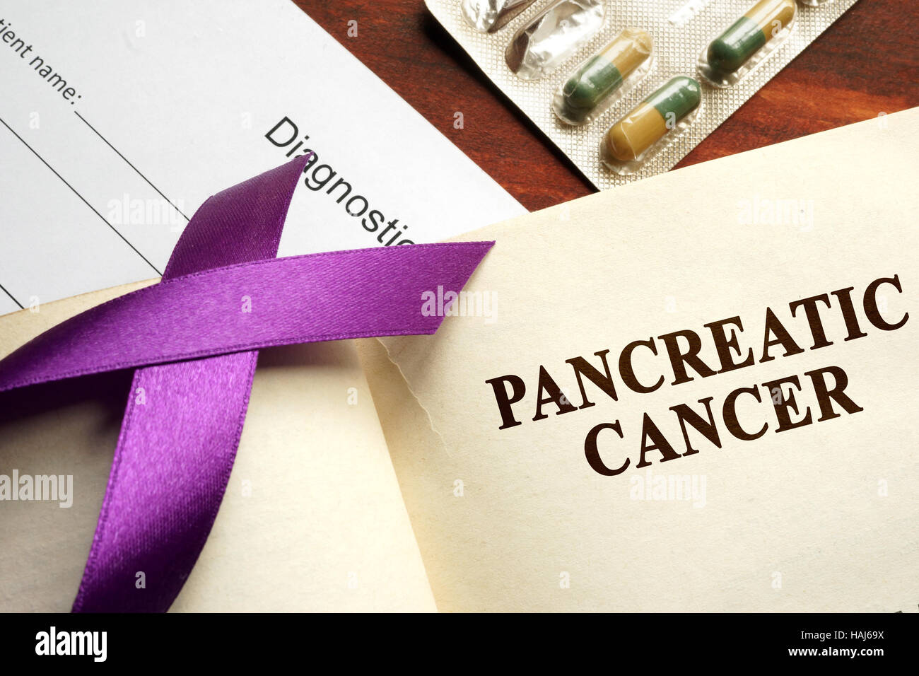 Il cancro pancreatico scritto su una pagina e viola la consapevolezza del nastro. Foto Stock