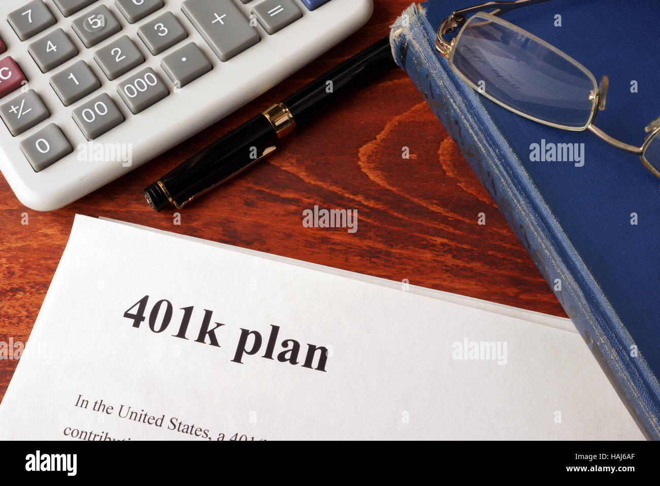 Le carte con 401k a pianificare e prenotare su un tavolo. Foto Stock