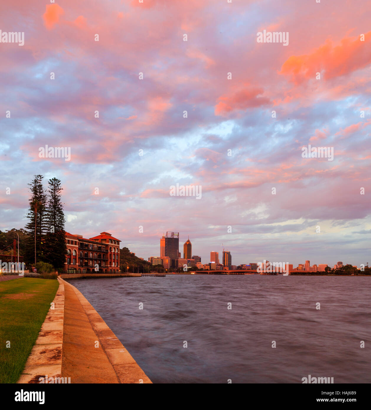 La Old Swan Brewery, la città di Perth e il fiume Swan al tramonto. Perth, Western Australia Foto Stock