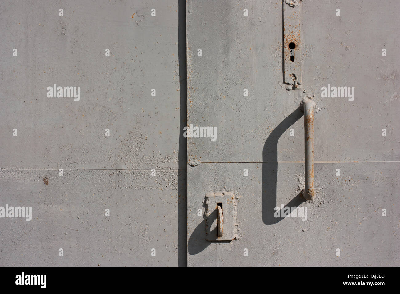 Rusty, con vernice grigia, vecchio, vintage maniglia della porta.Rusty sfondo. Foto Stock
