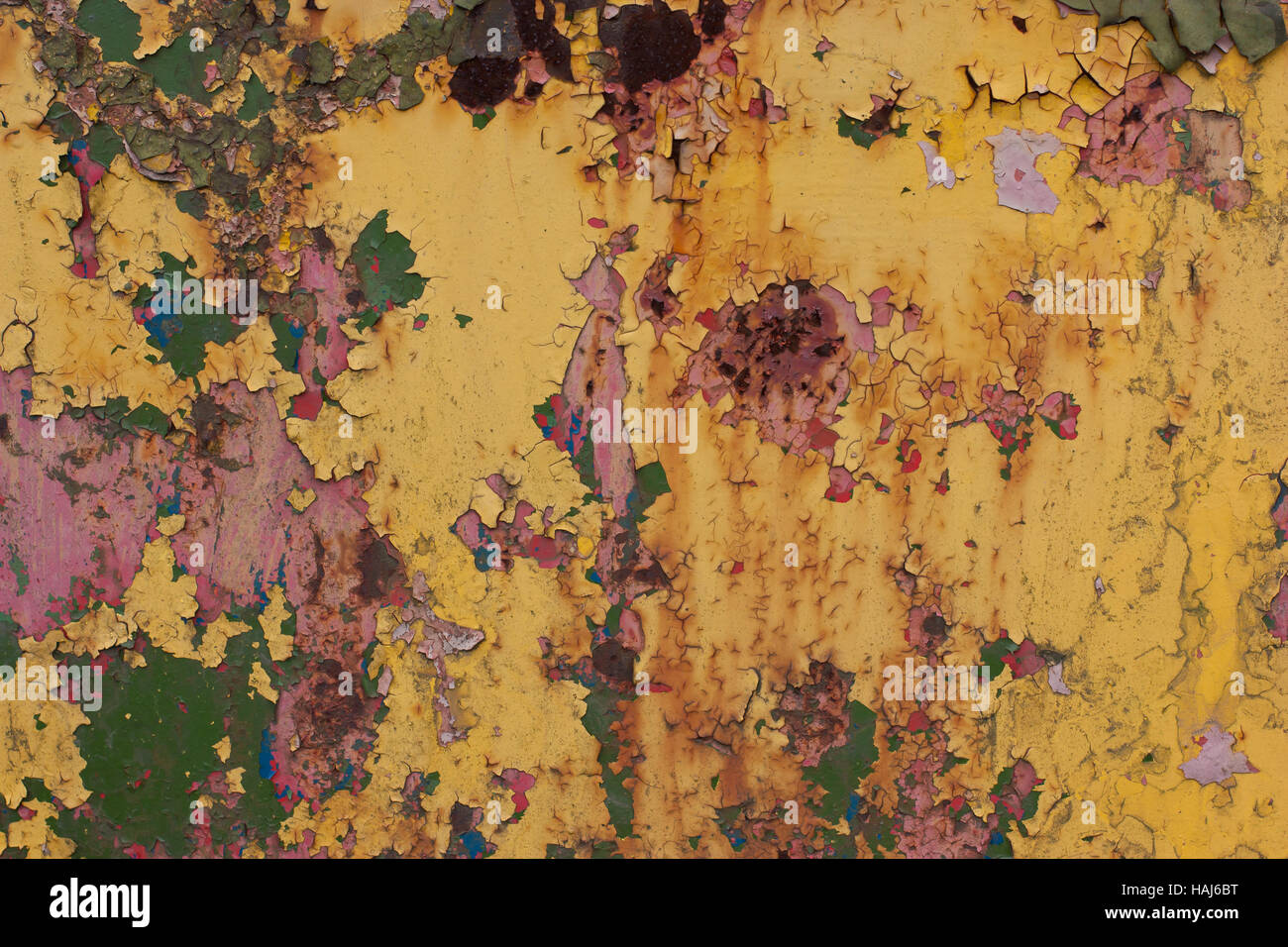 Rusty, colorate ,vecchio ,vintage.sfondo rosso, blu, giallo, vernice verde. Foto Stock