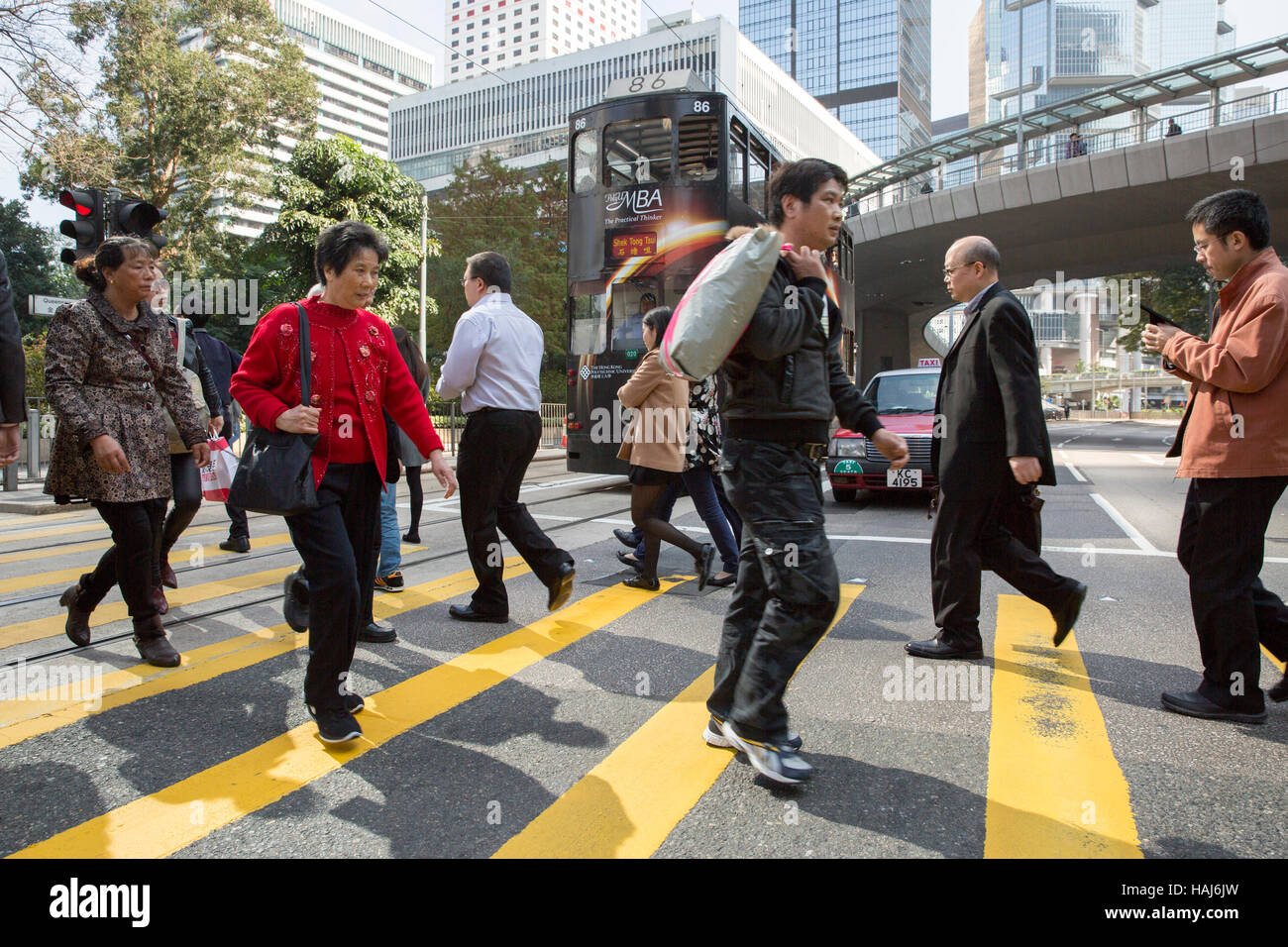 Cina, Hong Kong, centrale e trafficata strada Foto Stock
