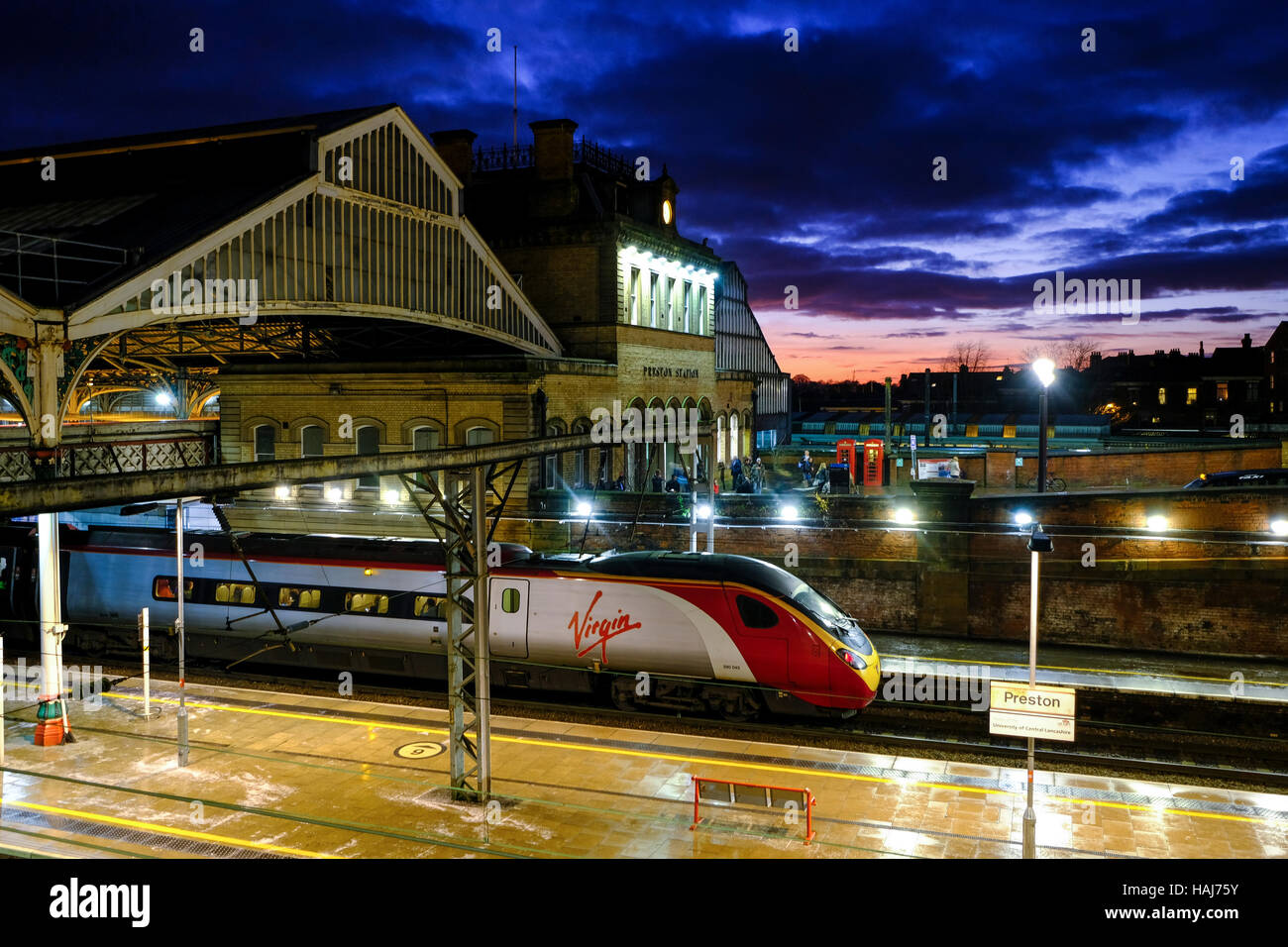Vergine con il treno alla stazione di Preston sulla costa ovest linea Foto Stock