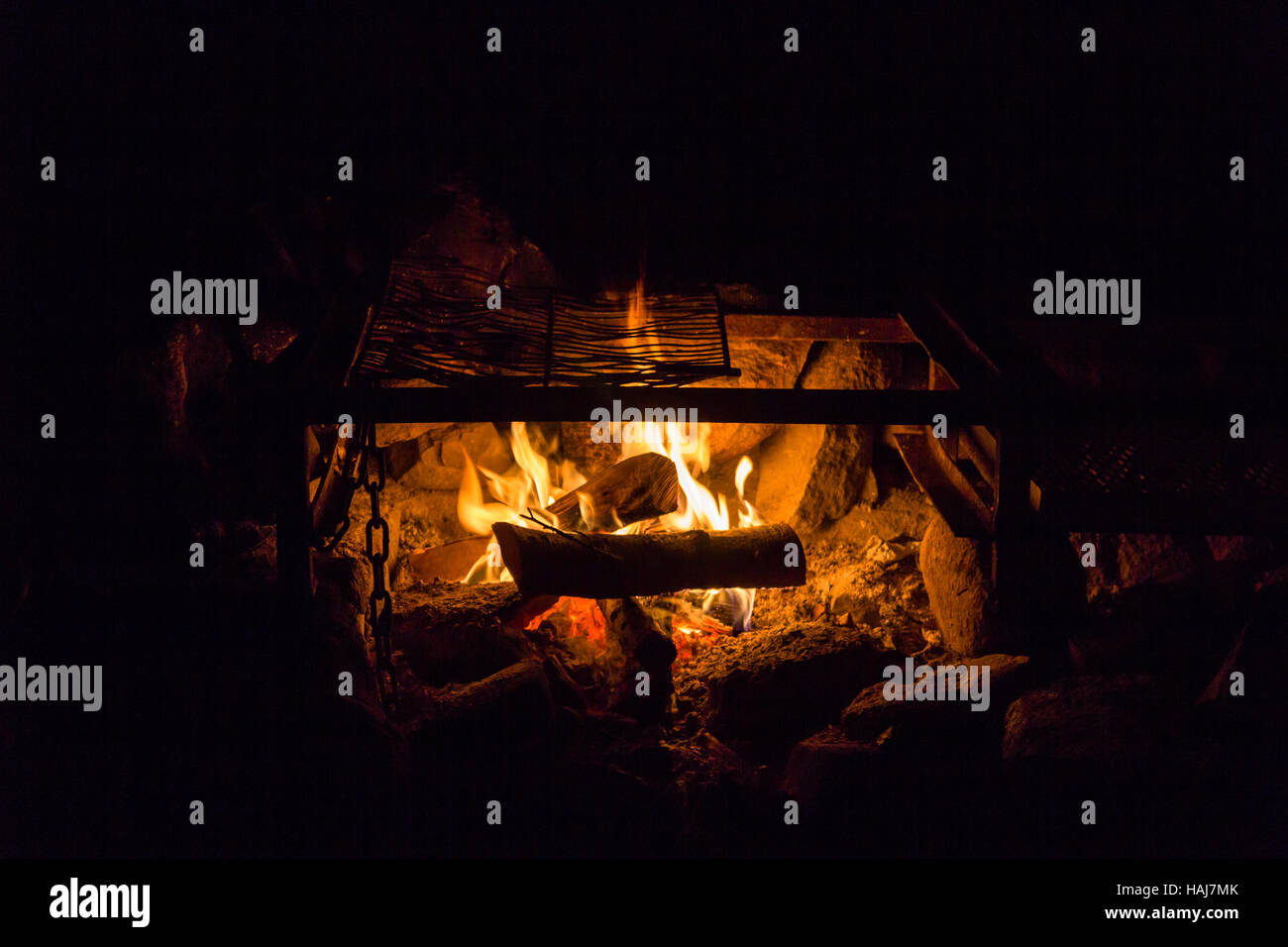 Camping illuminazione all'aperto a un falò per il calore Foto Stock