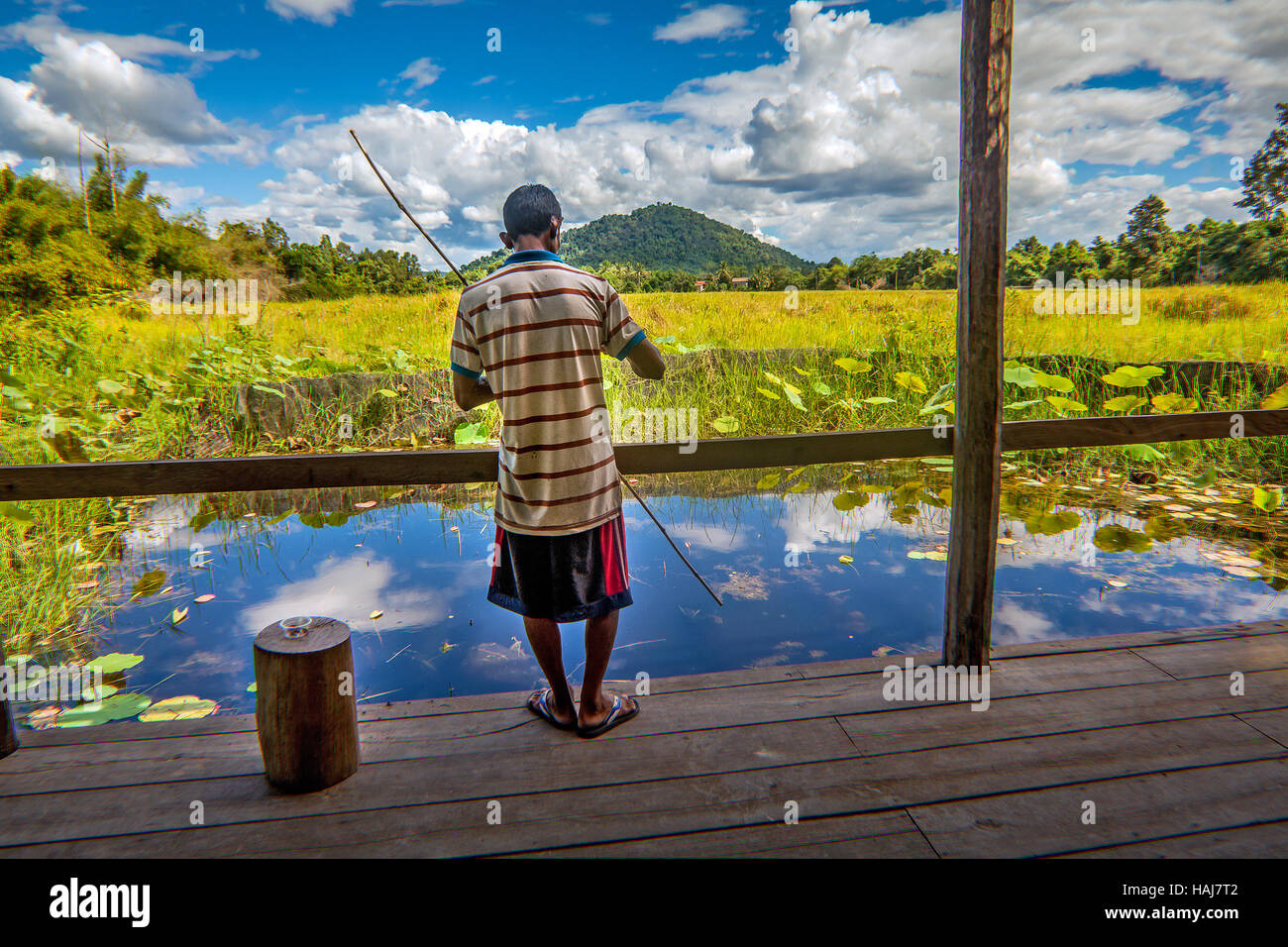 La vita nella corsia più lenta di Banteay Srei, Cambogia include una giornata di pesca informale nel locale di stagno con una vista incantevole. Foto Stock