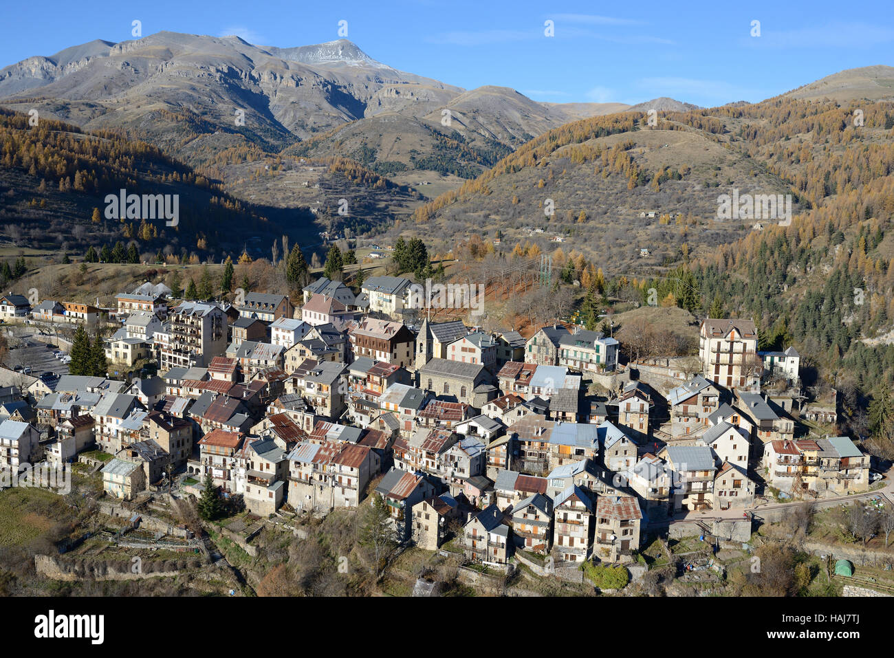 VISTA AEREA. Borgo medievale in cima a una collina sul pendio del Monte Mounier; una vetta alta 2817m nel Parco Nazionale del Mercantour. Beuil, Alpes-Maritimes, Francia. Foto Stock