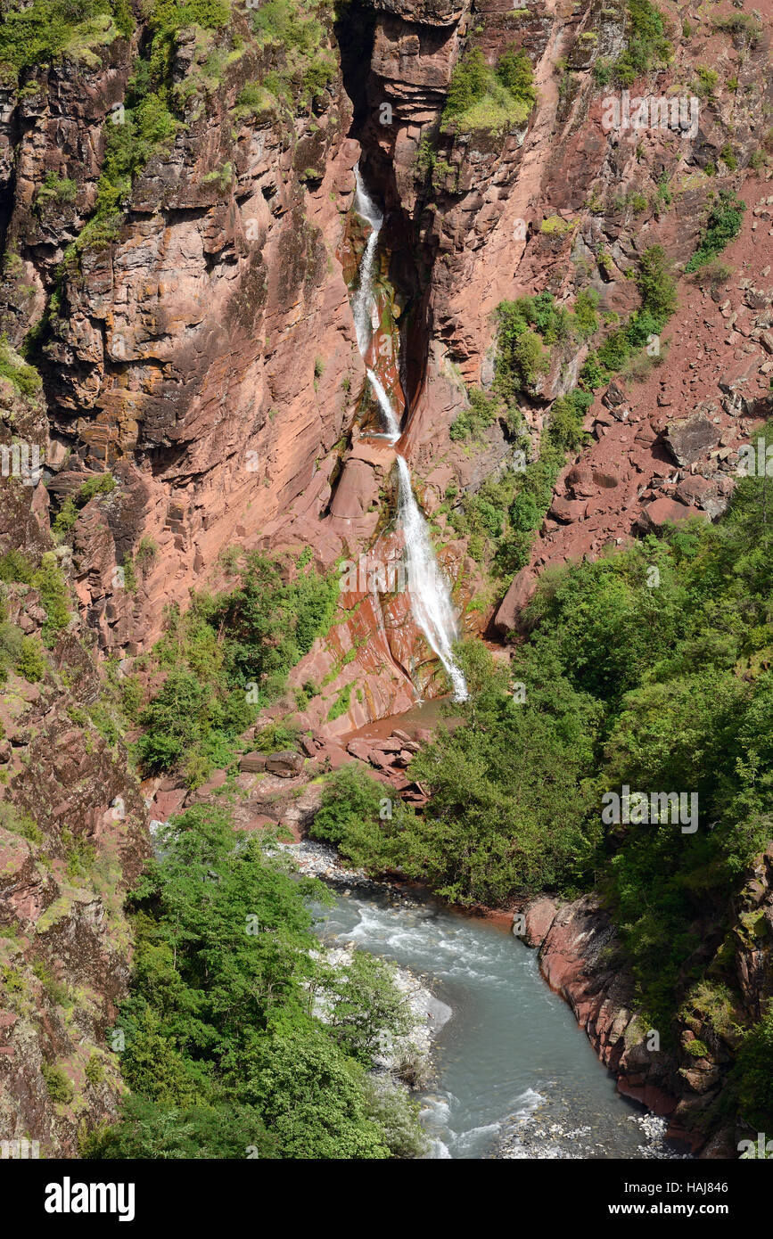 La cascata di Amen si alimenta nel fiume Var nella spettacolare gola di Daluis. Guillaumes, Alpes-Maritimes, Francia. Foto Stock