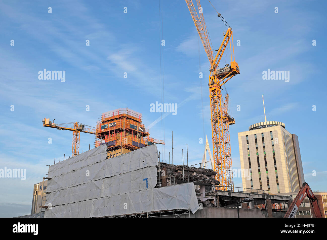 La piazza centrale di riqualificazione del sito in fase di costruzione con una vista di BT ufficio edificio centrale di Cardiff Wales UK KATHY DEWITT Foto Stock