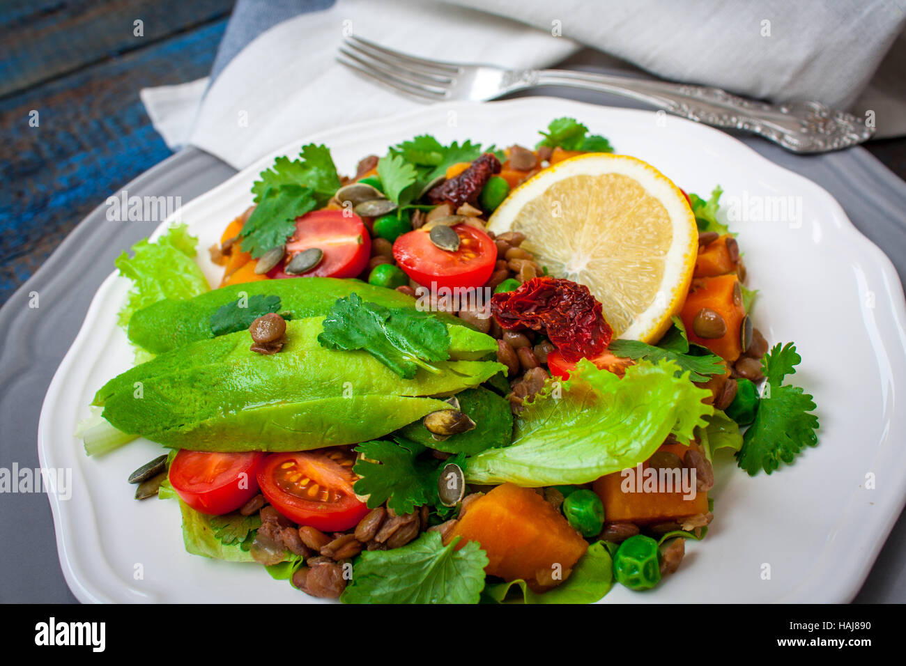 Con insalata di patate dolci al forno, avocadi, lenticchie, pomodori secchi, il coriandolo, semi di zucca e olio. . Perfetto per la dieta detox o solo una sana m Foto Stock