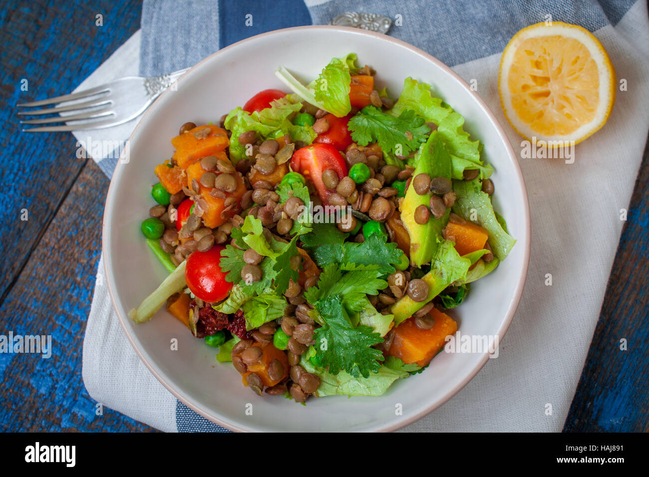 Con insalata di patate dolci al forno, avocadi, lenticchie, pomodori secchi, il coriandolo, semi di zucca e olio. . Perfetto per la dieta detox o solo una sana m Foto Stock