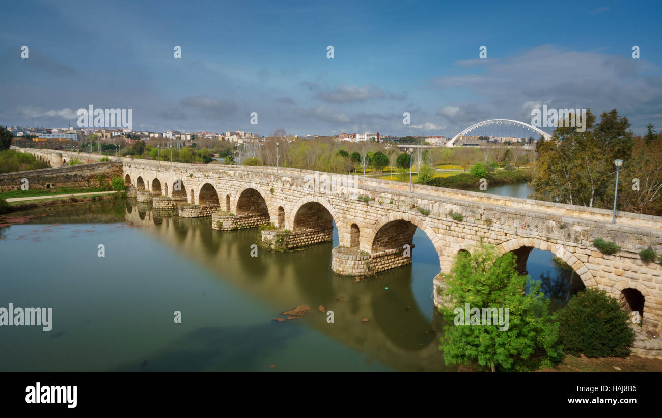 Ponte romano sul fiume Guadiana in Merida Foto Stock