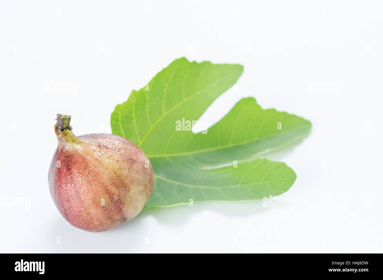Mature dolce figura , frutta fresca su sfondo bianco Foto Stock