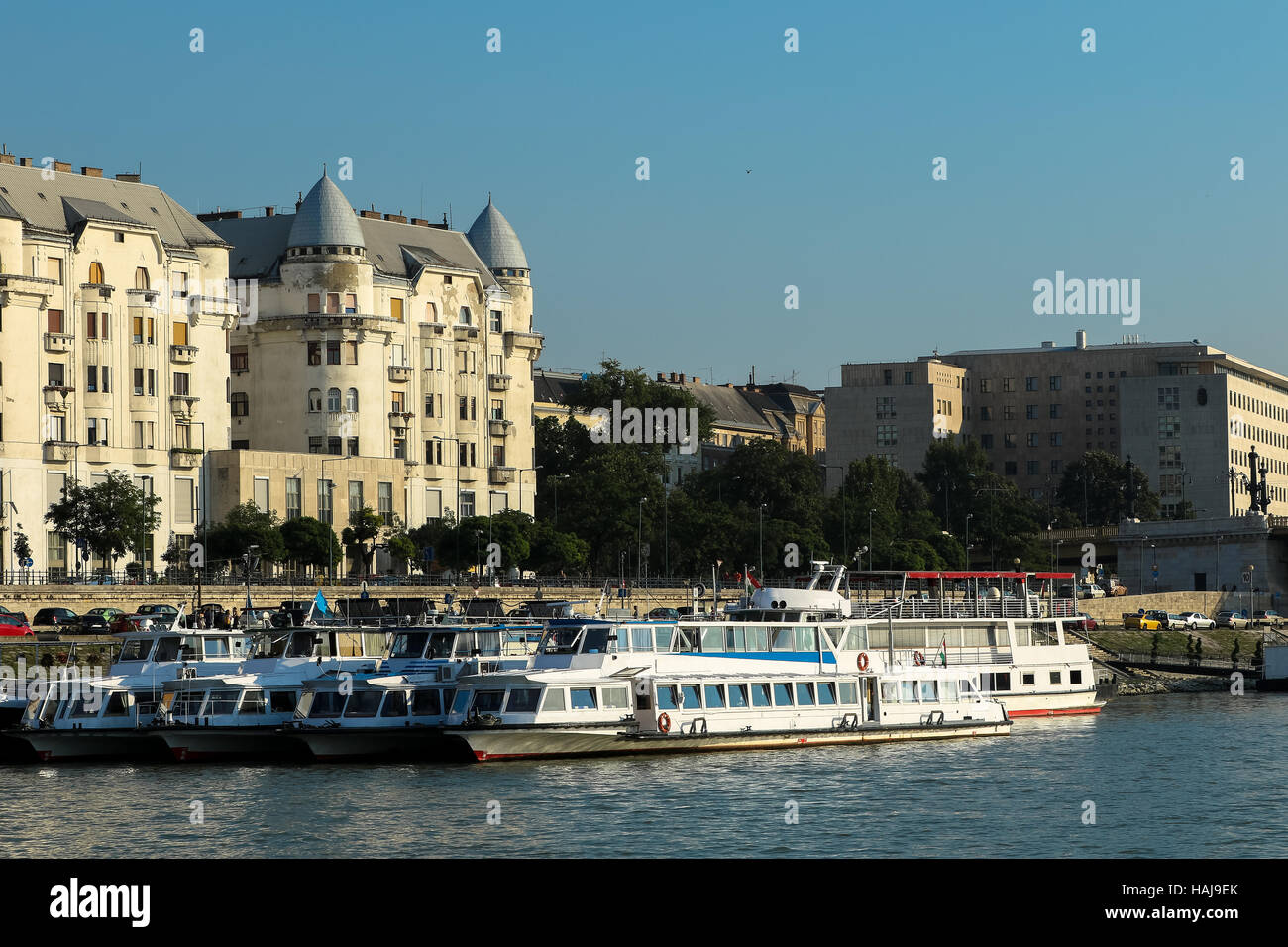 Navi da crociera sul Danubio a riva nella luce del sole di setting Foto Stock