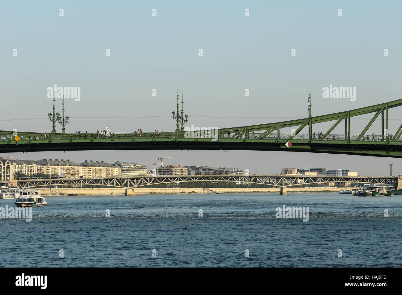 Fiume Danubio sotto il ponte della Libertà e il ponte Petőfi in Budapest Foto Stock
