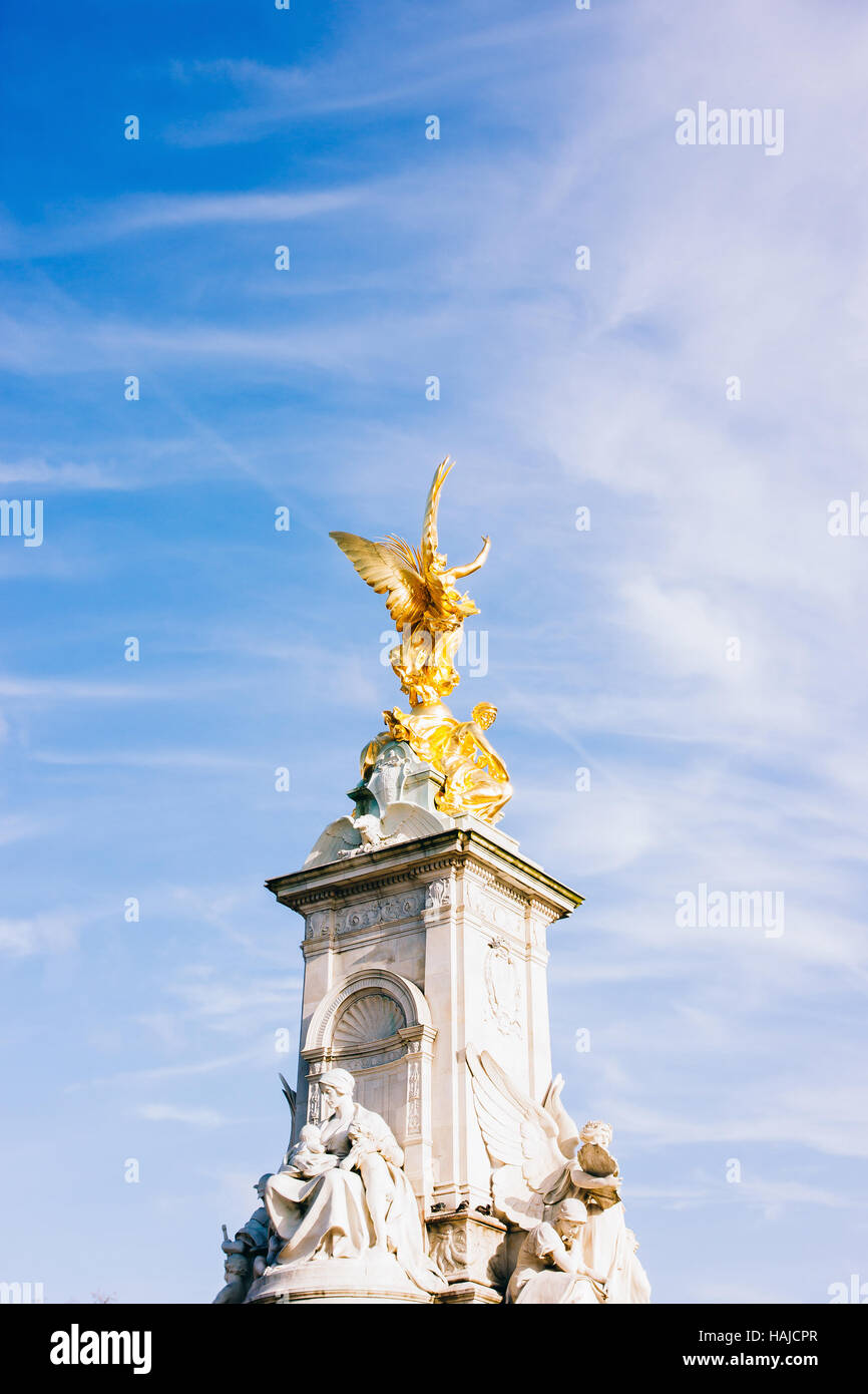 La statua dorata sulla sommità della regina Victoria Memorial a Londra, Regno Unito. Foto Stock