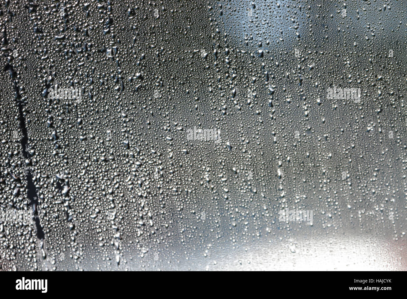 Estratto naturale di sfocatura di gocce di acqua su vetro Foto Stock