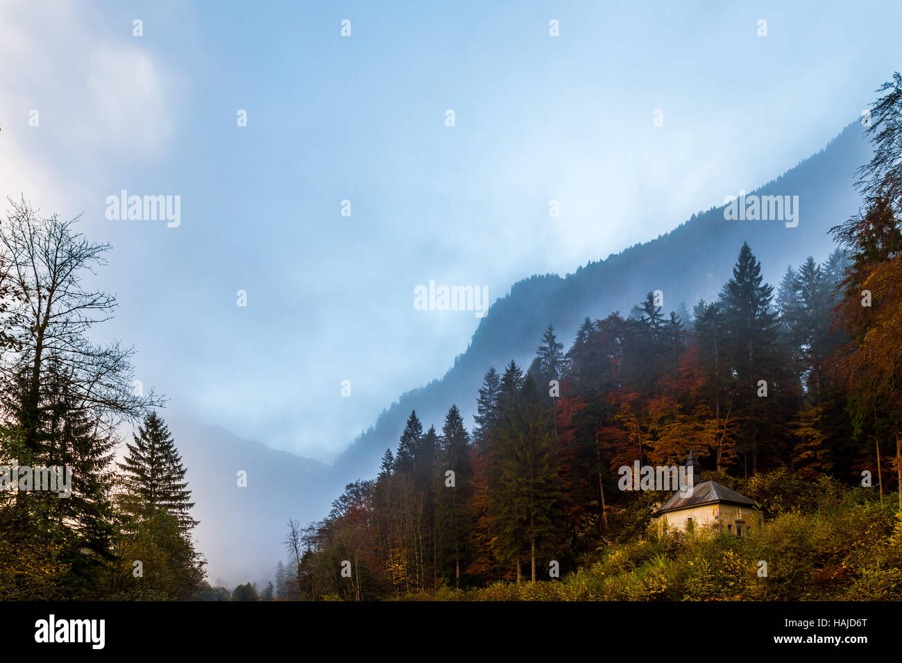 Lonely seduto ai piedi di alcune montagne Foto Stock