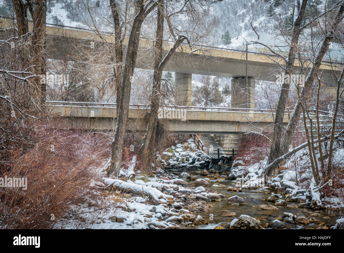 Dall'autostrada interstatale I-80 durante la tempesta di neve in Glenwood Canyon al Grizzly Creek Area riposo Foto Stock