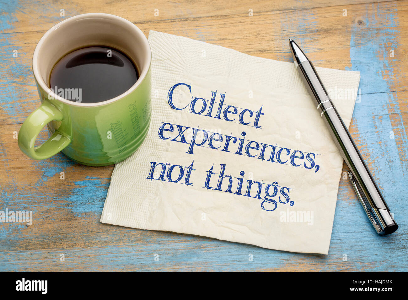 Raccogliere le esperienze non le cose - le parole di ispirazione su un tovagliolo con una tazza di caffè Foto Stock