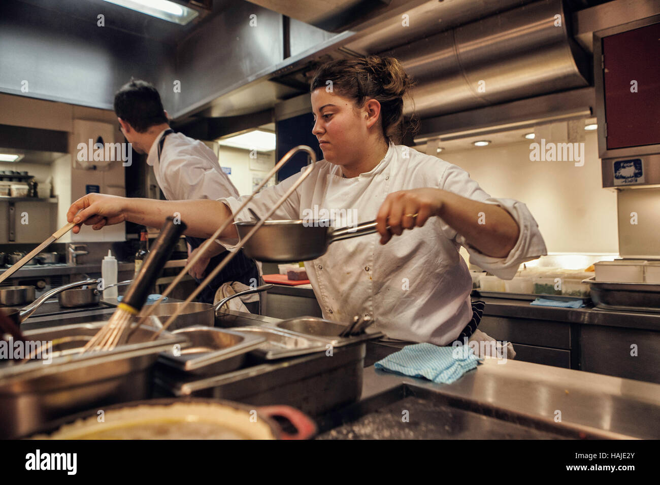 Alexia Dellaca-Minot, chef de partie, cuochi un piatto per il servizio pranzo presso il ristorante. La cucina di Gauthier Soho a Londra centrale. Fotografie di Foto Stock