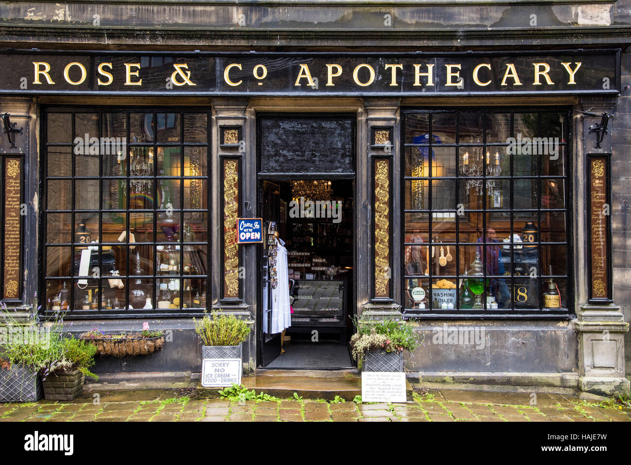 Rose & Co speziale shop, Haworth village center, Bronte Country, nello Yorkshire, Regno Unito Foto Stock