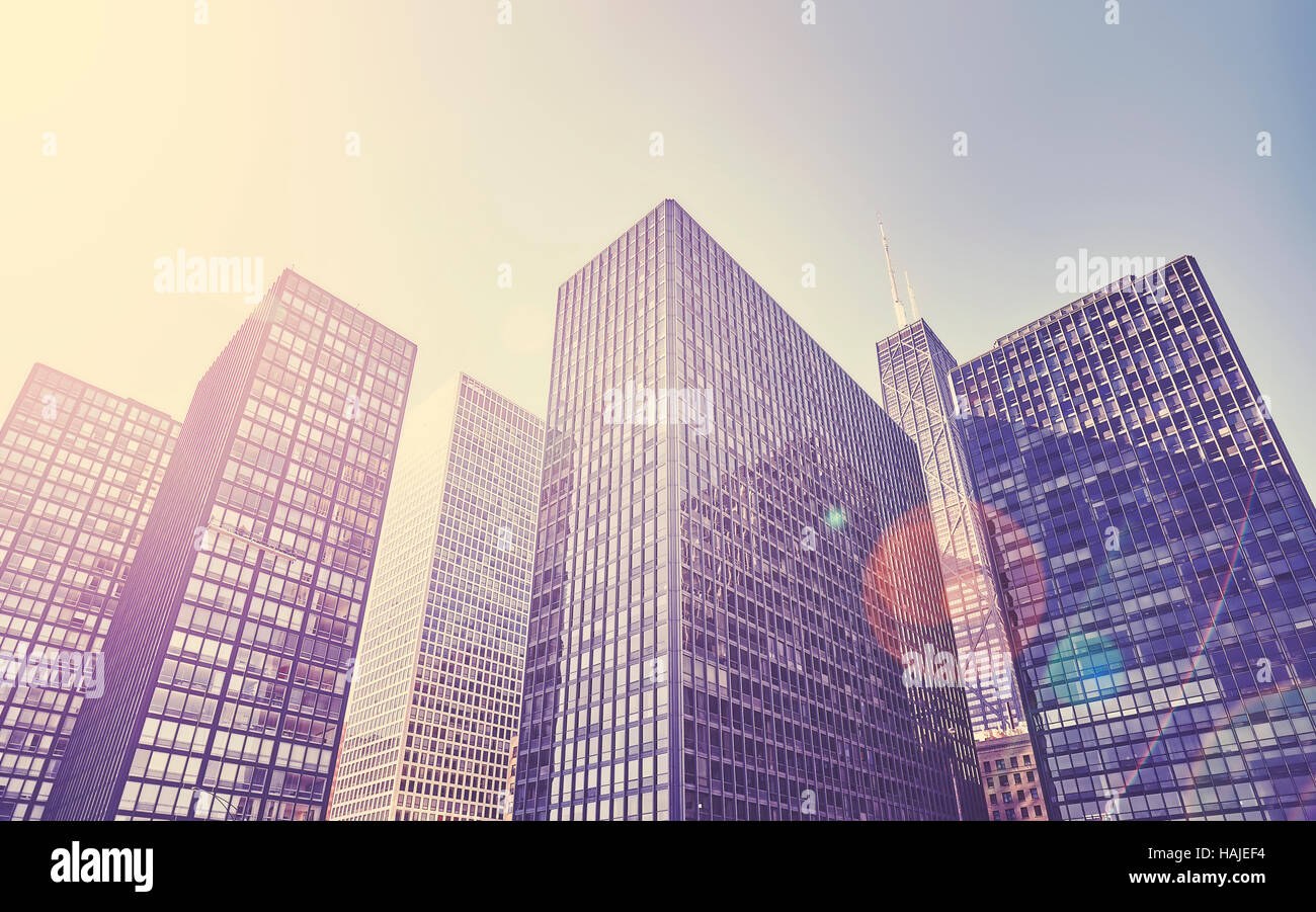 Retrò tonica foto di Chicago city grattacieli contro il sole con lens flare, STATI UNITI D'AMERICA. Foto Stock